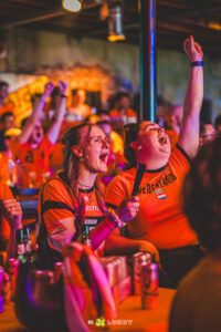 Mensen juichen bij Supportershome van Oranje in Lucky Rijssen