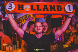 Man met Nederlands elftal sjaal bij Supportershome van Oranje in Lucky Rijssen
