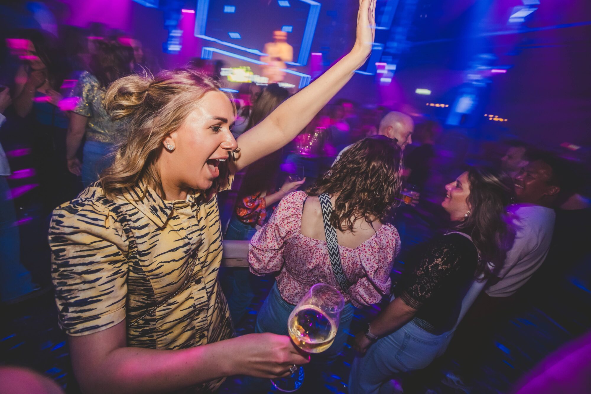 Dansen met een wijntje in de hand