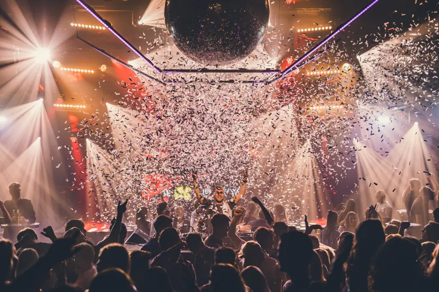 Confetti boven de volle zaal tijdens Replay in Lucky Rijssen