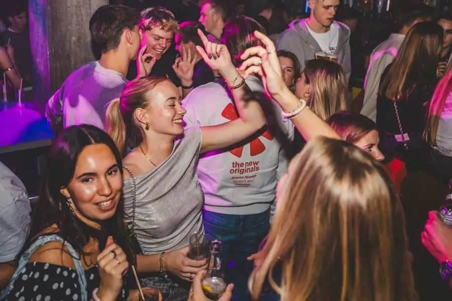 Vriendinnen dansen en zingen mee