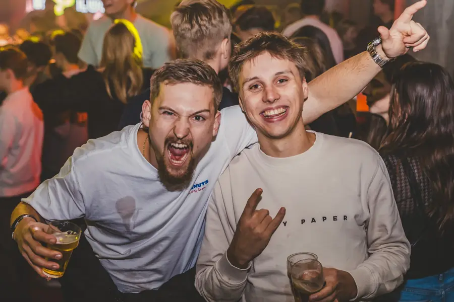 Vrienden zingen keihard mee op het 00s en 10s feest Replay