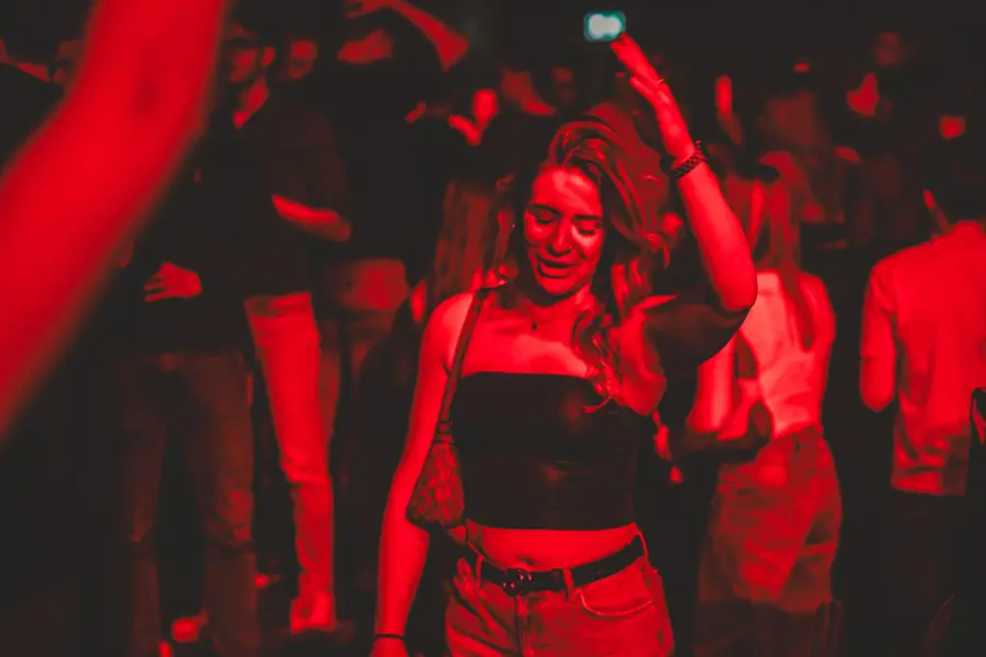 Vrouw danst in rood licht