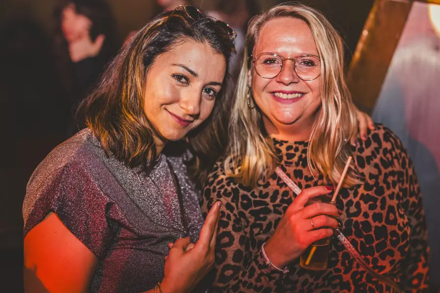 Twee vriendinnen lachen