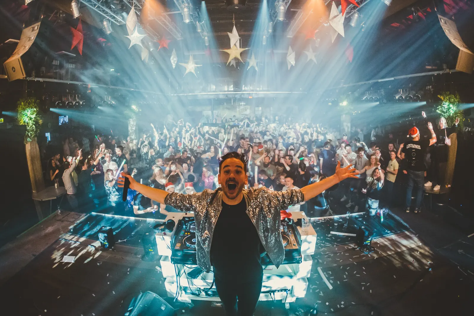 Volle dansvloer met kerststerren en kerstmutsen tijdens het 90s kerstfeest in Lucky Rijssen