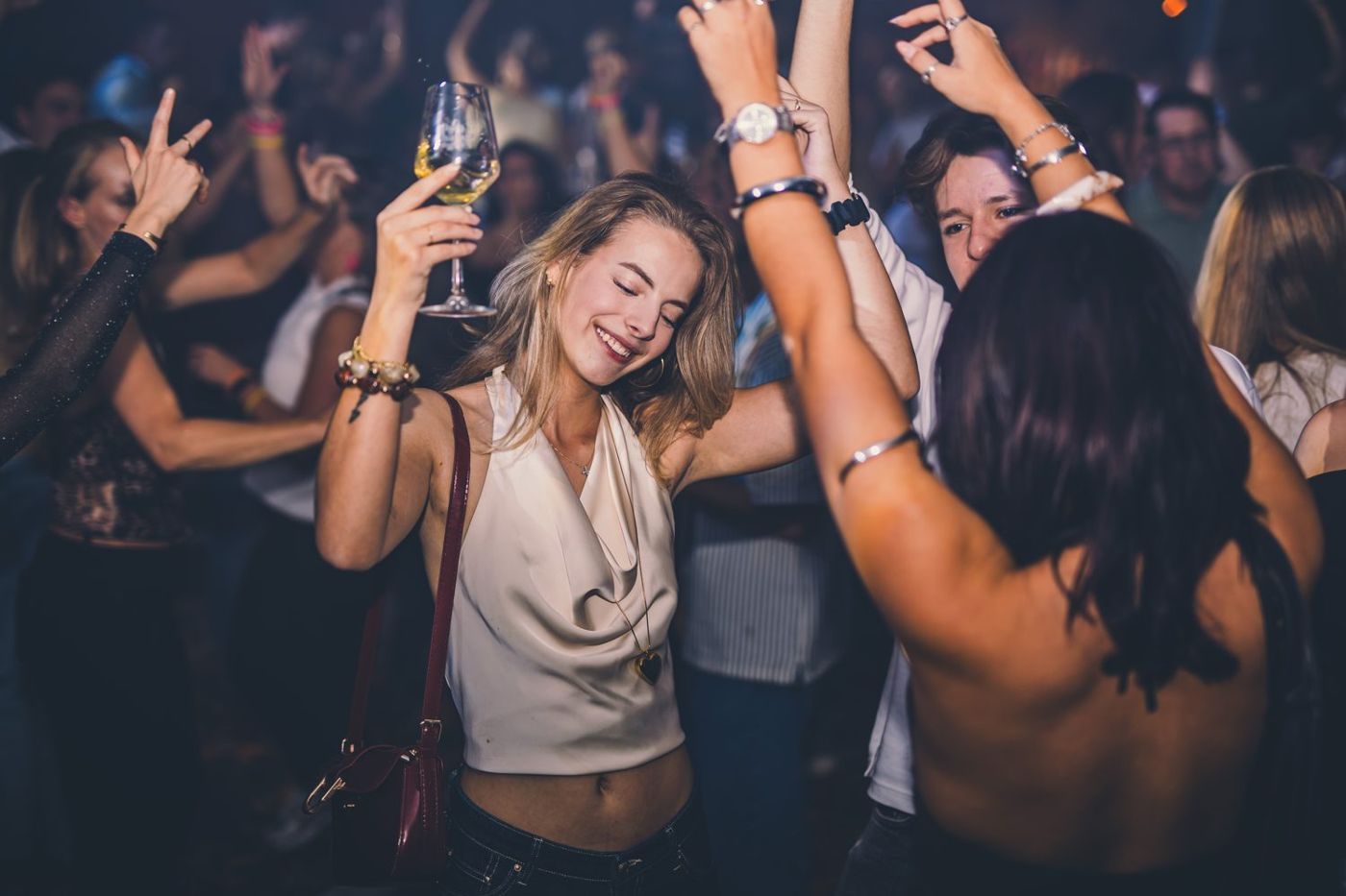Dansen met een glas in de hand