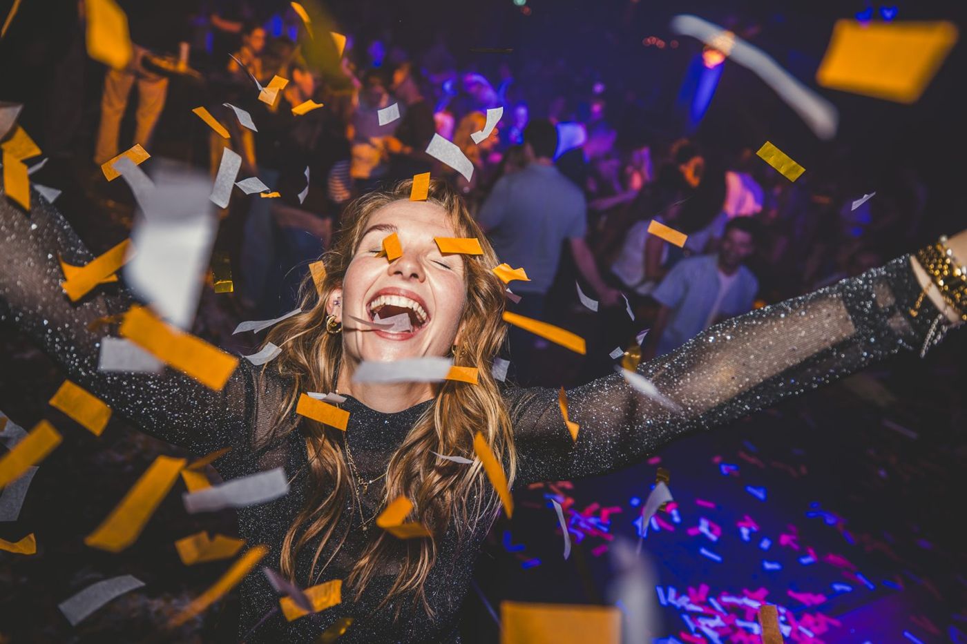 Feestganger tussen de confetti bij Lucky